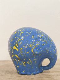 Elefantino con Proboscide Giù in Ceramica Siciliana Artigianale - Pittura a Freddo - 12 cm - Azzurro e Giallo