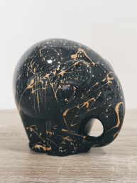 Elefantino con Proboscide Giù in Ceramica Siciliana Artigianale - Pittura a Freddo - 12 cm - Nero e Oro (2)